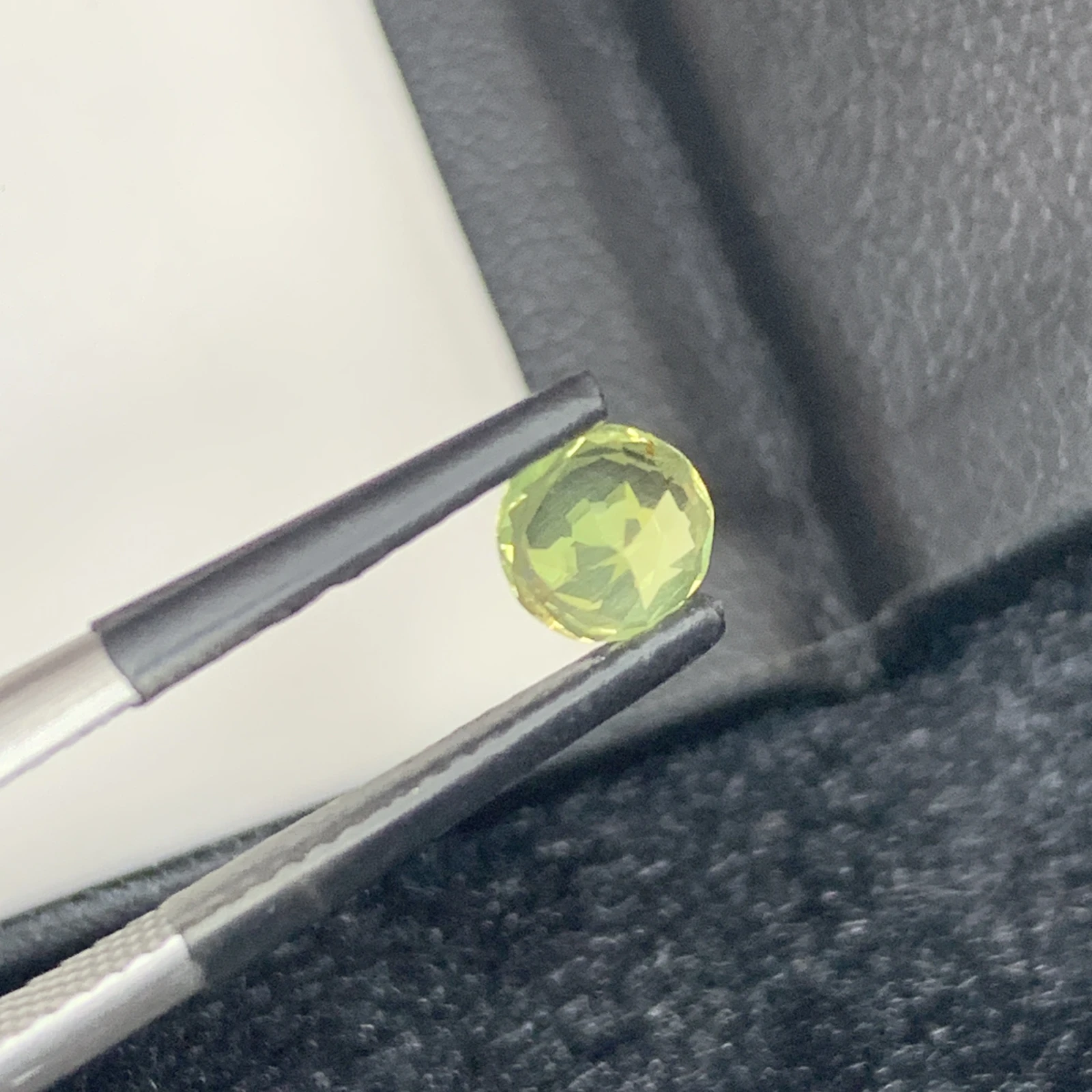 IGI Certified 0.67 ct Natural Green/Purplish Brown Alexandrite Round Shape Loose Gemstone from Sri Lanka — view 12